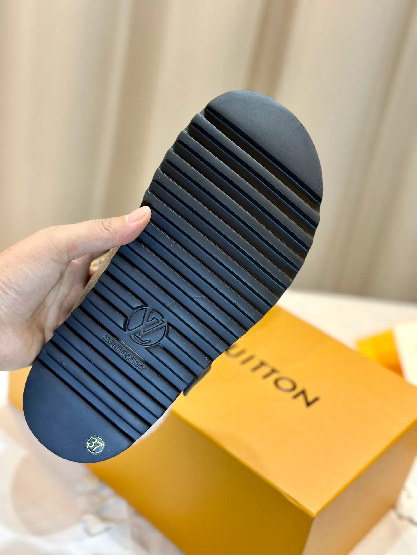 👟👟Ex-factory price 540👟👟Mauri version Louis Vuitton lv louis vuott…on fw24 new arrival～The latest furry slippers for autumn and winter～This pair of furry slippers is also very good-looking! The leather ones are very high-end! ! !Paired with denim shorts in autumn and winter, it’s perfect! Put it on and you will instantly have your ideal height! A favorite style, with fashionable elements, the appearance of the upper is full of nobility. Wearing it can always show the fashionable charm of women. It is fashionable but not too showy. The high-end beef tendon on the upper and the Lvjia letter buckle are so beautiful. Upper: imported high-end frosted/cowhide. Outsole: original outsole. Inner lining: imported real wool. Size: 35-42 (customized at .42).